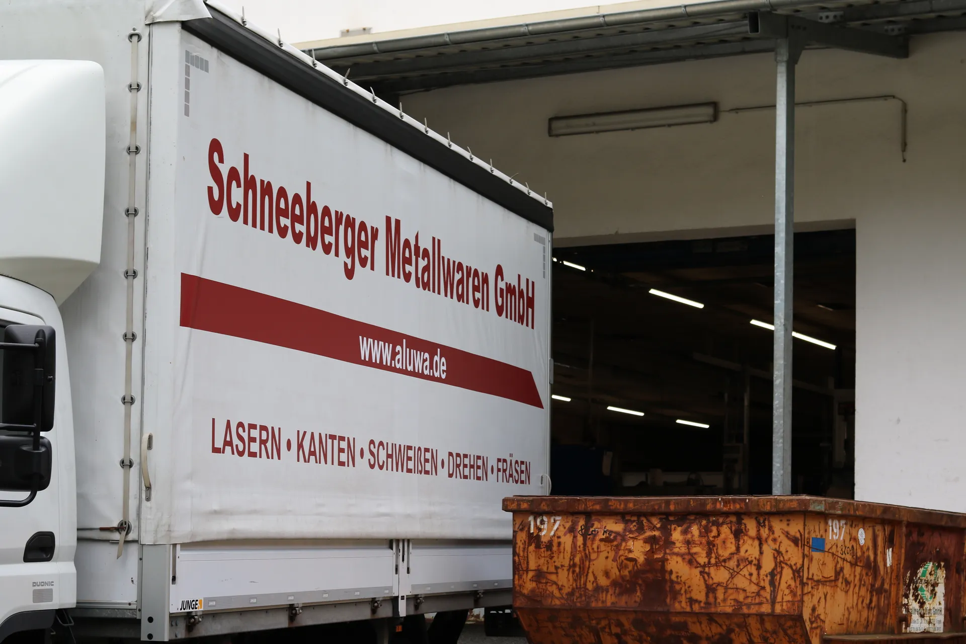 Firmen-LKW an der Halleneinfahrt